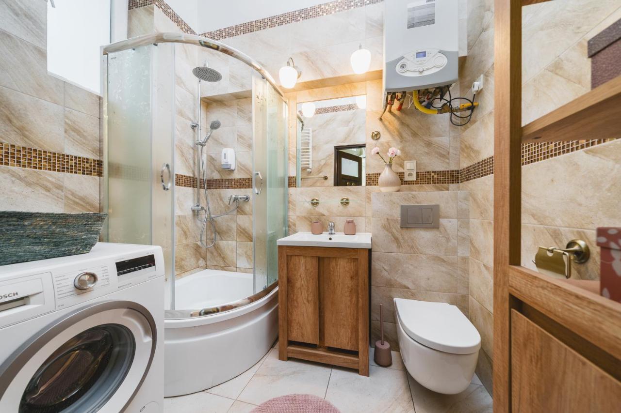 Homely 4 Bedroom Apartment - Old Town - By Upstairs Krakov Exteriér fotografie
