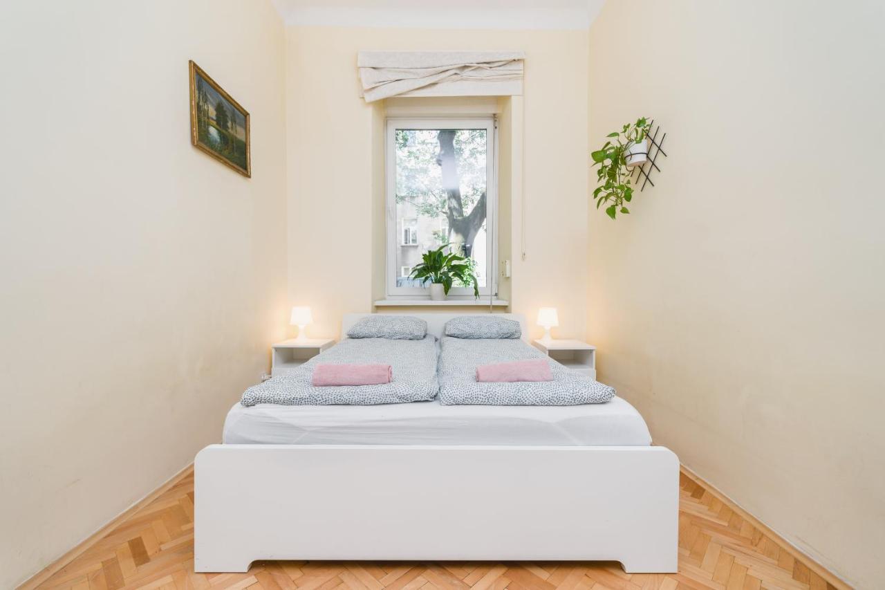 Homely 4 Bedroom Apartment - Old Town - By Upstairs Krakov Exteriér fotografie